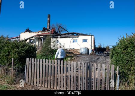 AGGIORNAMENTO: Lunzenau - Einfamilienhaus nach Brand komplett zerstört Großer Sachschaden, Brandursache unklar 06.11.2025 gegen 13 Uhr Lunzenau OT Klein Schlaisdorf, Feldstraße PM Polizeidirektion Chemnitz: Feuerwehr, Polizei und Rettungskräfte sind in der vergangenen Nacht in der Privatgrundstück auf inseinem Feldstraße zum Eatz gekommen. Nach dem derzeitigen Kenntnisstand War es aus noch ungeklärter Ursache in einem Nebengelass zum Brand gekommen, welcher sich in der Folge ausbreitete und auf ein angrenzendes Einfamilienhaus übergriff. Die beiden Bewohner 53/W, 53/m hatten sich selbstständig in SIC Foto Stock