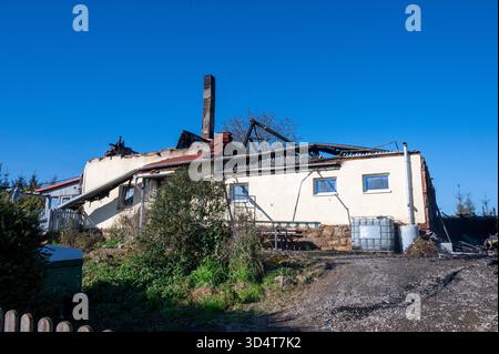 AGGIORNAMENTO: Lunzenau - Einfamilienhaus nach Brand komplett zerstört Großer Sachschaden, Brandursache unklar 06.11.2025 gegen 13 Uhr Lunzenau OT Klein Schlaisdorf, Feldstraße PM Polizeidirektion Chemnitz: Feuerwehr, Polizei und Rettungskräfte sind in der vergangenen Nacht in der Privatgrundstück auf inseinem Feldstraße zum Eatz gekommen. Nach dem derzeitigen Kenntnisstand War es aus noch ungeklärter Ursache in einem Nebengelass zum Brand gekommen, welcher sich in der Folge ausbreitete und auf ein angrenzendes Einfamilienhaus übergriff. Die beiden Bewohner 53/W, 53/m hatten sich selbstständig in SIC Foto Stock
