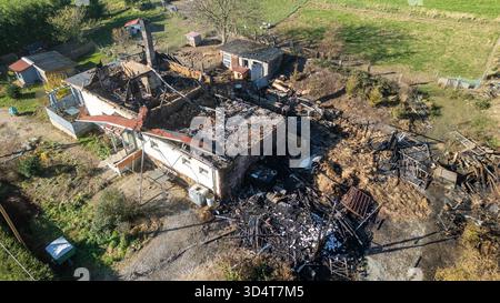 AGGIORNAMENTO: Lunzenau - Einfamilienhaus nach Brand komplett zerstört Großer Sachschaden, Brandursache unklar 06.11.2025 gegen 13 Uhr Lunzenau OT Klein Schlaisdorf, Feldstraße PM Polizeidirektion Chemnitz: Feuerwehr, Polizei und Rettungskräfte sind in der vergangenen Nacht in der Privatgrundstück auf inseinem Feldstraße zum Eatz gekommen. Nach dem derzeitigen Kenntnisstand War es aus noch ungeklärter Ursache in einem Nebengelass zum Brand gekommen, welcher sich in der Folge ausbreitete und auf ein angrenzendes Einfamilienhaus übergriff. Die beiden Bewohner 53/W, 53/m hatten sich selbstständig in SIC Foto Stock