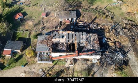 AGGIORNAMENTO: Lunzenau - Einfamilienhaus nach Brand komplett zerstört Großer Sachschaden, Brandursache unklar 06.11.2025 gegen 13 Uhr Lunzenau OT Klein Schlaisdorf, Feldstraße PM Polizeidirektion Chemnitz: Feuerwehr, Polizei und Rettungskräfte sind in der vergangenen Nacht in der Privatgrundstück auf inseinem Feldstraße zum Eatz gekommen. Nach dem derzeitigen Kenntnisstand War es aus noch ungeklärter Ursache in einem Nebengelass zum Brand gekommen, welcher sich in der Folge ausbreitete und auf ein angrenzendes Einfamilienhaus übergriff. Die beiden Bewohner 53/W, 53/m hatten sich selbstständig in SIC Foto Stock