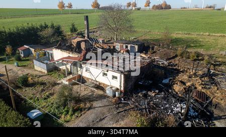 AGGIORNAMENTO: Lunzenau - Einfamilienhaus nach Brand komplett zerstört Großer Sachschaden, Brandursache unklar 06.11.2025 gegen 13 Uhr Lunzenau OT Klein Schlaisdorf, Feldstraße PM Polizeidirektion Chemnitz: Feuerwehr, Polizei und Rettungskräfte sind in der vergangenen Nacht in der Privatgrundstück auf inseinem Feldstraße zum Eatz gekommen. Nach dem derzeitigen Kenntnisstand War es aus noch ungeklärter Ursache in einem Nebengelass zum Brand gekommen, welcher sich in der Folge ausbreitete und auf ein angrenzendes Einfamilienhaus übergriff. Die beiden Bewohner 53/W, 53/m hatten sich selbstständig in SIC Foto Stock