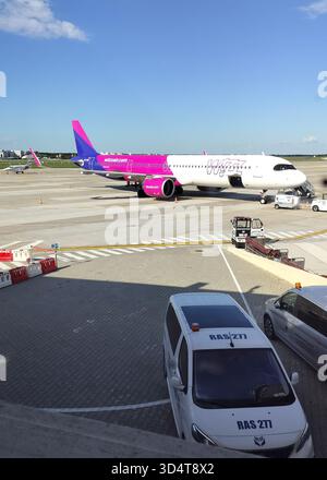 Wizzair Airbus A321 ha parcheggiato su un asfalto all'aeroporto di Baneasa a Bucarest, Romania Foto Stock