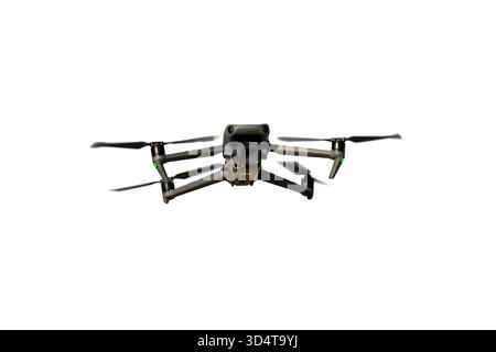 Un drone sta volando in aria. Il drone è nero e giallo Foto Stock