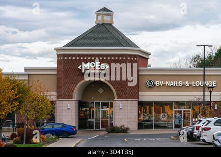 DeWitt, New York - 8 novembre 2025: Moe's Southwest Grill è una catena di ristoranti fast-casual che offre burrito, ciotole e tacos personalizzabili in oltre 600 sedi statunitensi Foto Stock