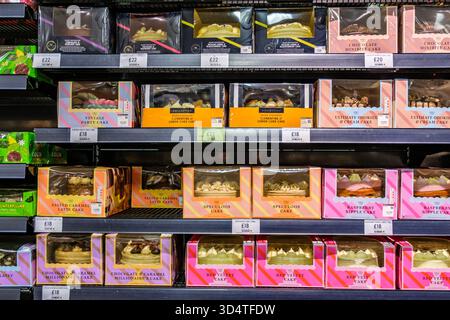 Londra Regno Unito, 11 novembre 2025, Selezione di torte di celebrazione al forno e decorate al supermercato Foto Stock