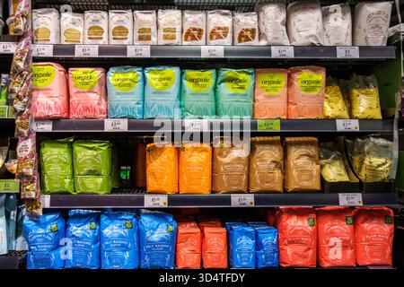 Londra Regno Unito, 11 novembre 2025, Selezione della farina di cottura e cottura del supermercato Foto Stock