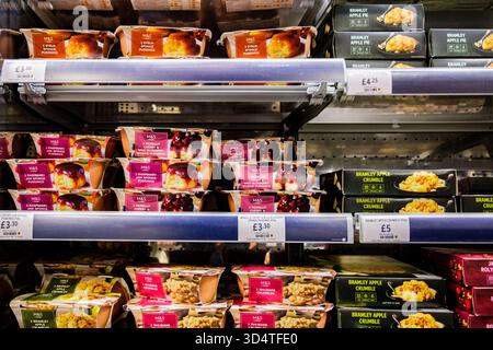 Londra Regno Unito, 11 novembre 2025, selezione di dessert o budini per pasti pronti al supermercato Foto Stock
