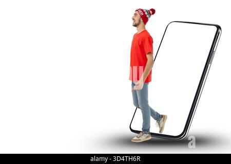 Uomo in camicia rossa e cappello a pochi passi dallo schermo del telefono, isolato, png Foto Stock