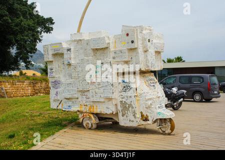 Palermo, Italia - 20 maggio 2025. APE Bianca (White Ape) scultura di Andrea di Marco, un'installazione d'arte urbana nella zona la Cala di Palermo Foto Stock