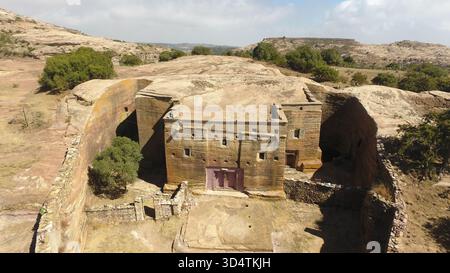 Vista dall'alto di Michael EmbA, un'antica chiesa scavata nella roccia annidata nello splendido terreno montuoso del Tigray. Foto Stock