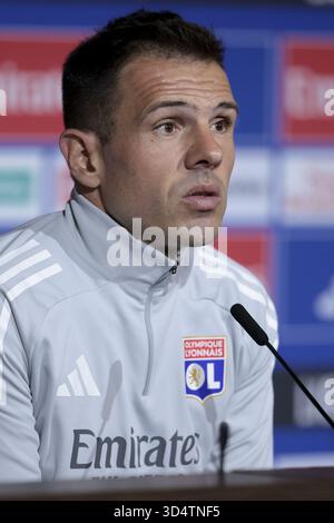 L'assistente allenatore Jorge Maciel durante la conferenza stampa a seguito della partita di calcio del campionato francese di Ligue 1 tra Olympique Lyonnais (OL) e Paris Saint-Germain (PSG) il 9 novembre 2025 al Groupama Stadium di Decines-Charpieu vicino a Lione, Francia Foto Stock