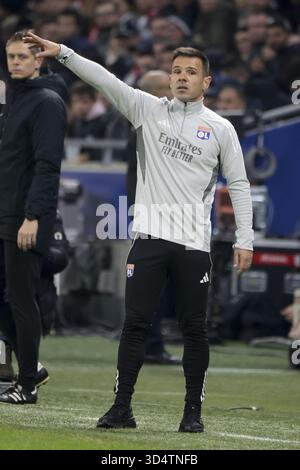 L'assistente allenatore Jorge Maciel durante la partita di calcio del campionato francese di Ligue 1 tra Olympique Lyonnais (OL) e Paris Saint-Germain (PSG) il 9 novembre 2025 allo stadio Groupama di Decines-Charpieu vicino a Lione, in Francia Foto Stock
