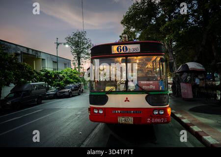 Il famoso autobus rosso con linea bianca è la forma più economica di trasporto pubblico attraverso la città di Bangkok. Foto Stock