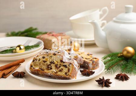 Fette di Stollen (torta tradizionale di Natale) servite su un tavolo bianco Foto Stock