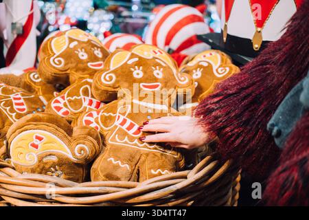 Cestino di peluche sorridenti per ragazza con pan di zenzero con caramelle in mostra natalizia. Arredamento moderno per le vacanze. Varsavia, Polonia, 20 novembre Foto Stock