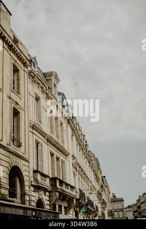 Grande architettura classica e facciate in pietra nel centro storico di Bordeaux, maestosi edifici urbani e patrimonio francese a Place de la Bo Foto Stock