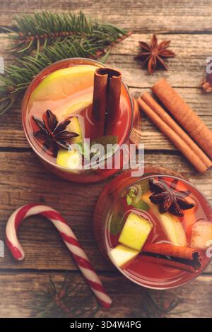 Buon Natale e buon Natale con VIN brulé in bicchieri e canna da zucchero Foto Stock