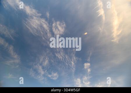 Vista accattivante di un cielo sereno e bellissimo pieno di morbide nuvole molli, il tutto sotto la luce solare brillante e radiosa Foto Stock