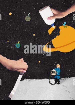 Astronauta bambino che esplora pianeti fatti a mano in una composizione spaziale creativa Foto Stock
