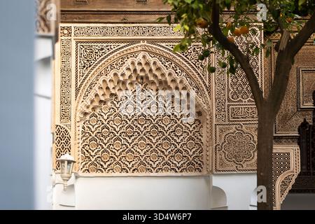 Stucco scolpito nel piccolo Riad, Palazzo Bahia. Dettagli in stucco al Palazzo Bahia di Marrakech, Marocco. Foto Stock
