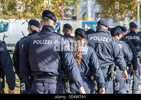 Una colonna di agenti di polizia in uniforme viene inviata per svolgere compiti ufficiali, Austria, Vienna, 26 ottobre 2025. Foto Stock