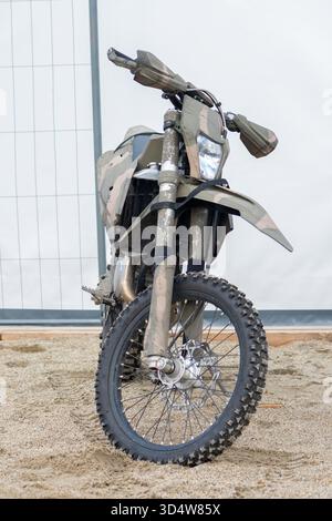 La motocicletta tattica con rivestimento protettivo è progettata per le missioni militari Foto Stock
