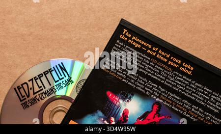 Disco DVD "LED Zeppelin - The Song Remains the Same" con copertina contenente la descrizione del film, isolato su sfondo chiaro e liscio. Foto Stock