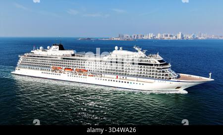 QINGDAO, CINA - 12 NOVEMBRE 2025 - la prima nave da crociera di lusso a cinque stelle della Cina con bandiera rossa, LA ZHAO SHANG YI DUN, la nave da crociera parte dalla baia di Jiaozhou verso il mare aperto a Qingdao, provincia di Shandong, Cina, il 12 novembre 2025. Foto Stock