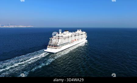 QINGDAO, CINA - 12 NOVEMBRE 2025 - la prima nave da crociera di lusso a cinque stelle della Cina con bandiera rossa, LA ZHAO SHANG YI DUN, la nave da crociera parte dalla baia di Jiaozhou verso il mare aperto a Qingdao, provincia di Shandong, Cina, il 12 novembre 2025. Foto Stock