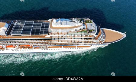 QINGDAO, CINA - 12 NOVEMBRE 2025 - la prima nave da crociera di lusso a cinque stelle della Cina con bandiera rossa, LA ZHAO SHANG YI DUN, la nave da crociera parte dalla baia di Jiaozhou verso il mare aperto a Qingdao, provincia di Shandong, Cina, il 12 novembre 2025. Foto Stock