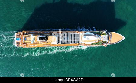QINGDAO, CINA - 12 NOVEMBRE 2025 - la prima nave da crociera di lusso a cinque stelle della Cina con bandiera rossa, LA ZHAO SHANG YI DUN, la nave da crociera parte dalla baia di Jiaozhou verso il mare aperto a Qingdao, provincia di Shandong, Cina, il 12 novembre 2025. Foto Stock