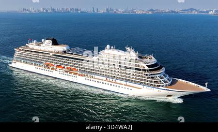 QINGDAO, CINA - 12 NOVEMBRE 2025 - la prima nave da crociera di lusso a cinque stelle della Cina con bandiera rossa, LA ZHAO SHANG YI DUN, la nave da crociera parte dalla baia di Jiaozhou verso il mare aperto a Qingdao, provincia di Shandong, Cina, il 12 novembre 2025. Foto Stock