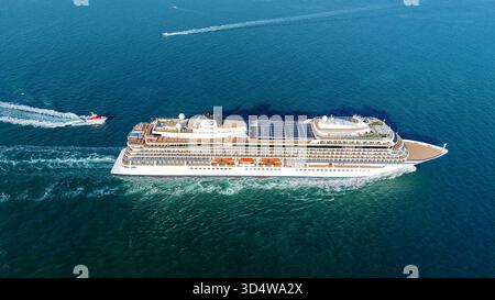 QINGDAO, CINA - 12 NOVEMBRE 2025 - la prima nave da crociera di lusso a cinque stelle della Cina con bandiera rossa, LA ZHAO SHANG YI DUN, la nave da crociera parte dalla baia di Jiaozhou verso il mare aperto a Qingdao, provincia di Shandong, Cina, il 12 novembre 2025. Foto Stock