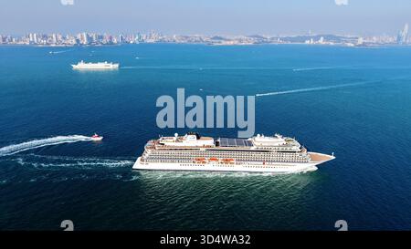 QINGDAO, CINA - 12 NOVEMBRE 2025 - la prima nave da crociera di lusso a cinque stelle della Cina con bandiera rossa, LA ZHAO SHANG YI DUN, la nave da crociera parte dalla baia di Jiaozhou verso il mare aperto a Qingdao, provincia di Shandong, Cina, il 12 novembre 2025. Foto Stock