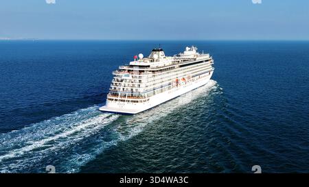 QINGDAO, CINA - 12 NOVEMBRE 2025 - la prima nave da crociera di lusso a cinque stelle della Cina con bandiera rossa, LA ZHAO SHANG YI DUN, la nave da crociera parte dalla baia di Jiaozhou verso il mare aperto a Qingdao, provincia di Shandong, Cina, il 12 novembre 2025. Foto Stock