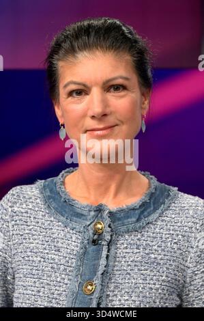 Sahra Wagenknecht in der ARD-Talkshow maischberger im Studio Berlin Adlershof. Berlino, 11.11.2025 *** Sahra Wagenknecht sul talk show ARD maischberger in Studio Berlin Adlershof Berlin, 11 11 11 2025 foto:XM.xBehrensx/xFuturexImagex maischberger1111 5120 Foto Stock