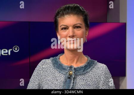 Sahra Wagenknecht in der ARD-Talkshow maischberger im Studio Berlin Adlershof. Berlino, 11.11.2025 *** Sahra Wagenknecht sul talk show ARD maischberger in Studio Berlin Adlershof Berlin, 11 11 11 2025 foto:XM.xBehrensx/xFuturexImagex maischberger1111 5123 Foto Stock
