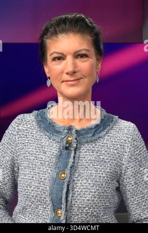 Sahra Wagenknecht in der ARD-Talkshow maischberger im Studio Berlin Adlershof. Berlino, 11.11.2025 *** Sahra Wagenknecht sul talk show ARD maischberger in Studio Berlin Adlershof Berlin, 11 11 11 2025 foto:XM.xBehrensx/xFuturexImagex maischberger1111 5119 Foto Stock