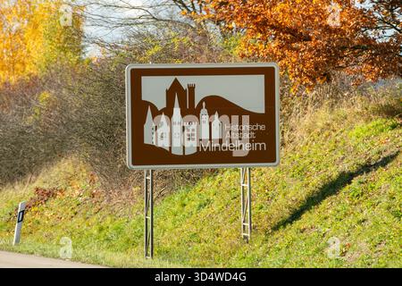 Deutschland, Bayern, Mindelheim, historische Altstadt, Tourismus, Sehenswürdigkeit, Kulturerbe, Denkmalpflege, Altstadtsilhouette, Wegweiser, Hinweisschild, Stadtarchitektur, mittelalterliche Stadt, Altstadtmauer, Stadttor, Kirchturm, Burg, Schloss, Stadtgeschichte, Süddeutschland, historische Gebäude, Kultur, Tradition, Altstadtrundgang, Architektur, Stadtentwicklung, Altstadtsanierung, Denkmal, Reiseführer, Stadtbesichtigung, Stadtbild, historische Bauten, Altstadterlebnis, Städtereise, Kulturgeschichte, Stadtmarketing, Geschichtserbe, Stadtidentität, Ortskern, Stadtlandschaft, Altstadtzentr Foto Stock