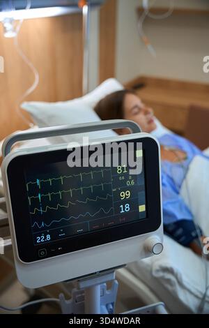Paziente di sesso femminile in ospedale con cardiofrequenzimetro in primo piano Foto Stock