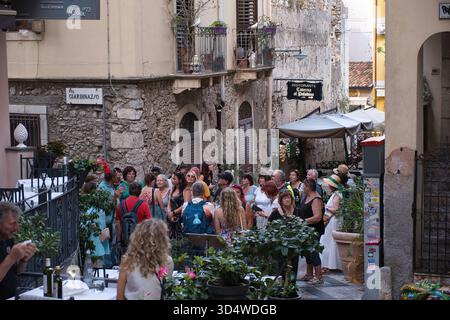 Tour guidati a Taormina, Sicilia, a fine estate Foto Stock