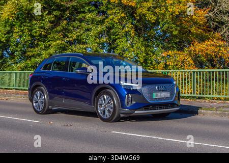 2023 Blu Audi Q4 e-Tron Sport 40 40 204 elettrico 82 kWh Auto SUV elettricità auto 150 kW; attraversamento del ponte autostradale a Bolton, Regno Unito Foto Stock