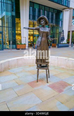 Una statua del leader delle suffragette Emmeline Pankhurst (ufficialmente chiamata scultura in bronzo Rise Up Women in St Peter's Square Manchester. Foto Stock