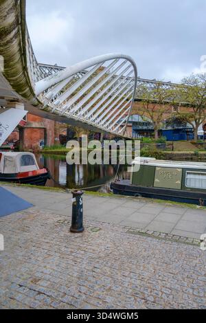 Ponte dei mercanti che attraversa il canale Bridgewater a Castlefield nel centro di Manchester. Foto Stock