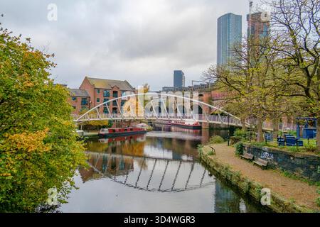 Ponte dei mercanti che attraversa il canale Bridgewater a Castlefield nel centro di Manchester. Foto Stock