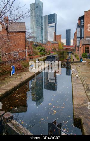 Chiatta Canal alla Lock 92 sul canale Rochdale accanto a Dukes 92. La torre beetham è sullo sfondo. Castlefield, centro città di Manchester. Foto Stock