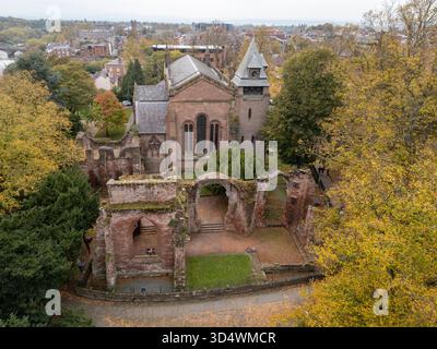 Aerial, St John the Baptist Church a Chester, Cheshire, Inghilterra, circondata da alberi autunnali Foto Stock