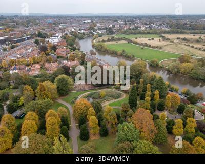 Grosvenor Park a Chester, Cheshire, Inghilterra, guardando il fiume Dee verso i Meadows in autunno Foto Stock