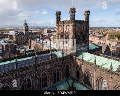 Vista aerea della cattedrale di Chester a Chester, Cheshire, Inghilterra, con la sua architettura gotica Foto Stock