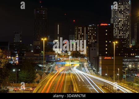 City Surge: Light Trails e Skyline dell'autostrada di Leeds di notte Foto Stock